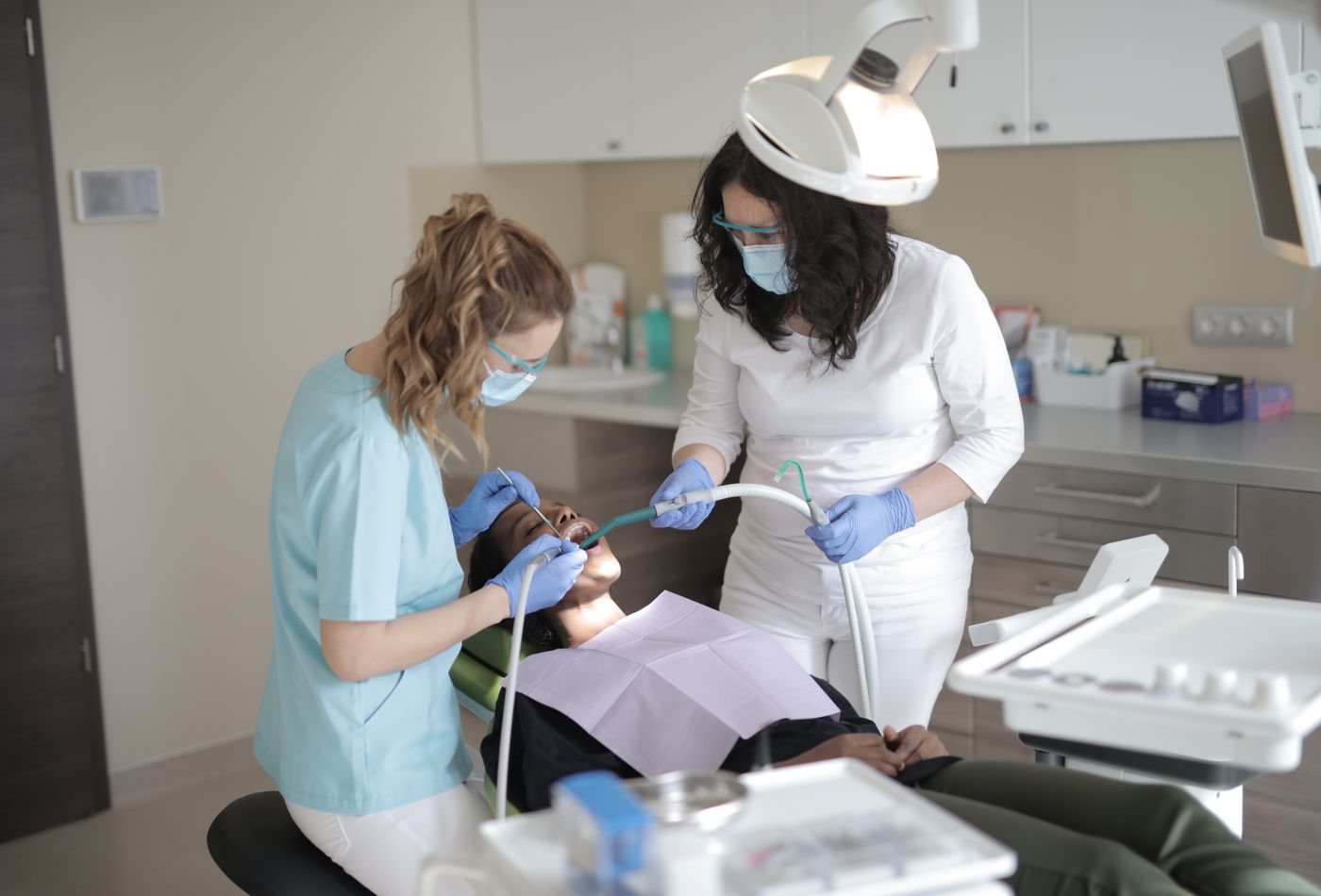 Dr. Örnek İsim ve DentaNoya klinik ekibi hasta tedavisi sırasında