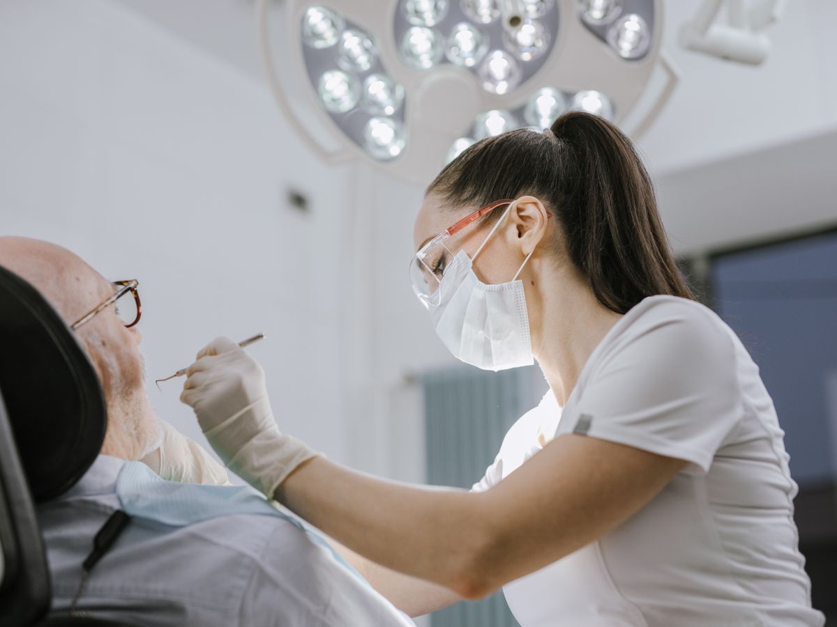 DentaNoya Ağız ve Diş Sağlığı Polikliniği'nde hasta muayenesi – Bornova İzmir